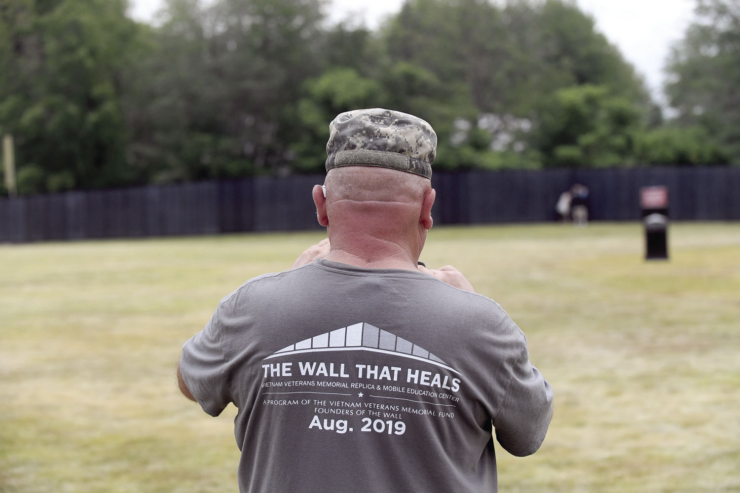 'The Wall That Heals': Vietnam vets, public pay tribute to fallen